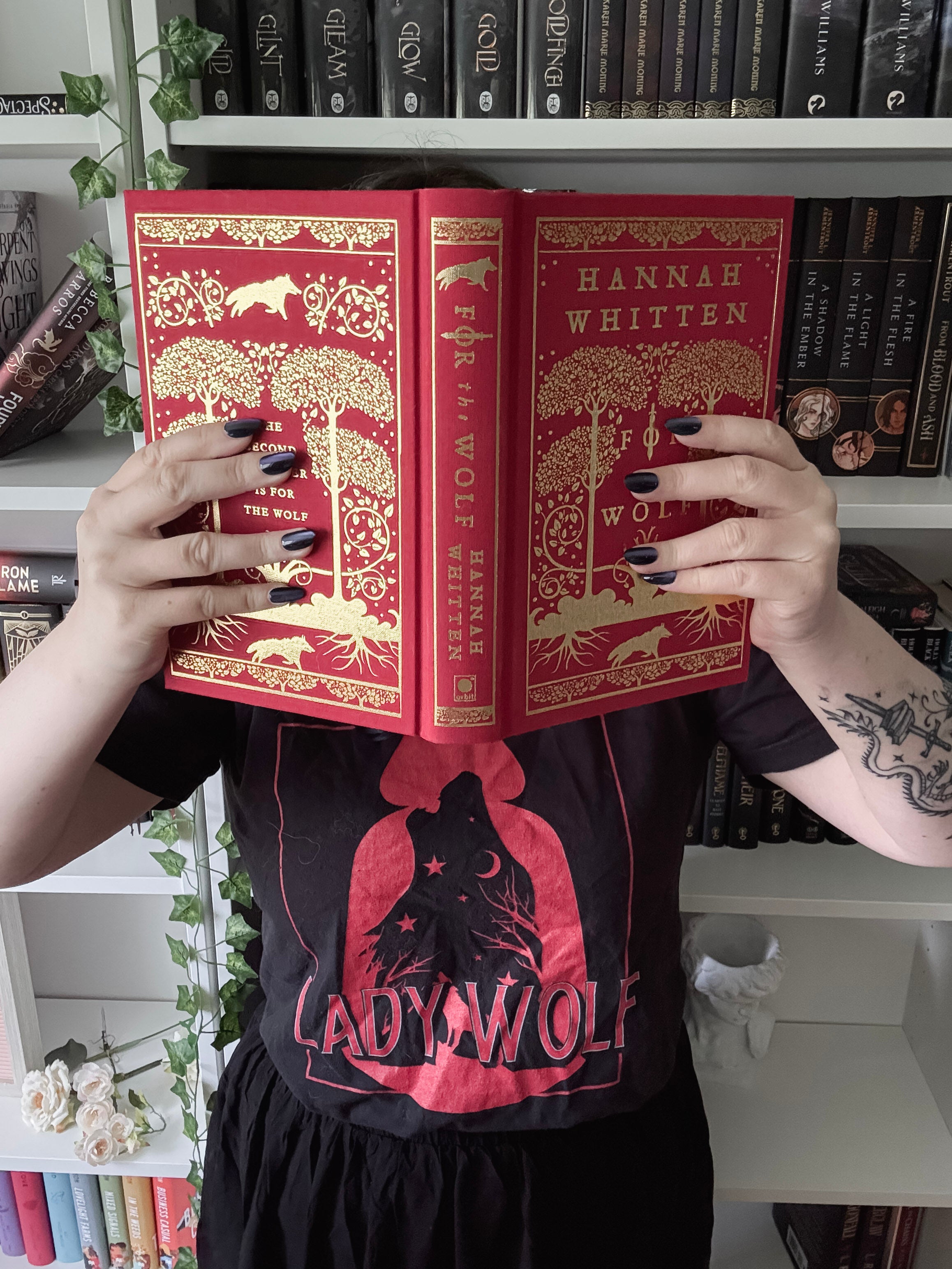 Lady Wolf Tee